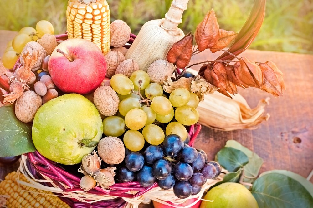 cesta otoñal con uvas y manzanas