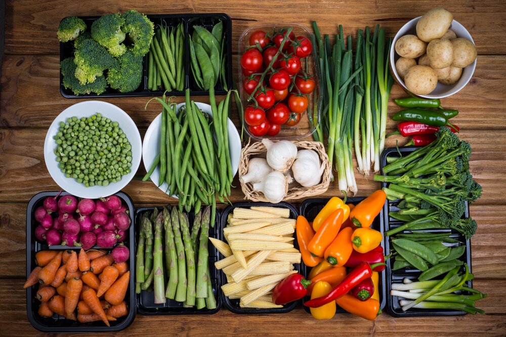 variedad de verduras ordenadas en cajas